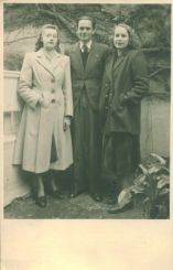 Юрий Слепухин с сестрами Андрушкевич – Людмилой(слева) и Еленой.Буэнос-Айрес. 1953 г.