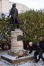 М. С. Глинка и М. Н. Толстой возлагают цветы к памятнику.
