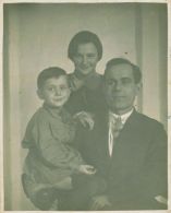 Юра Кочетков с родителями: Валентиной Ивановной и Григорием Пантелеймоновичем Кочетковыми. 1930 г.